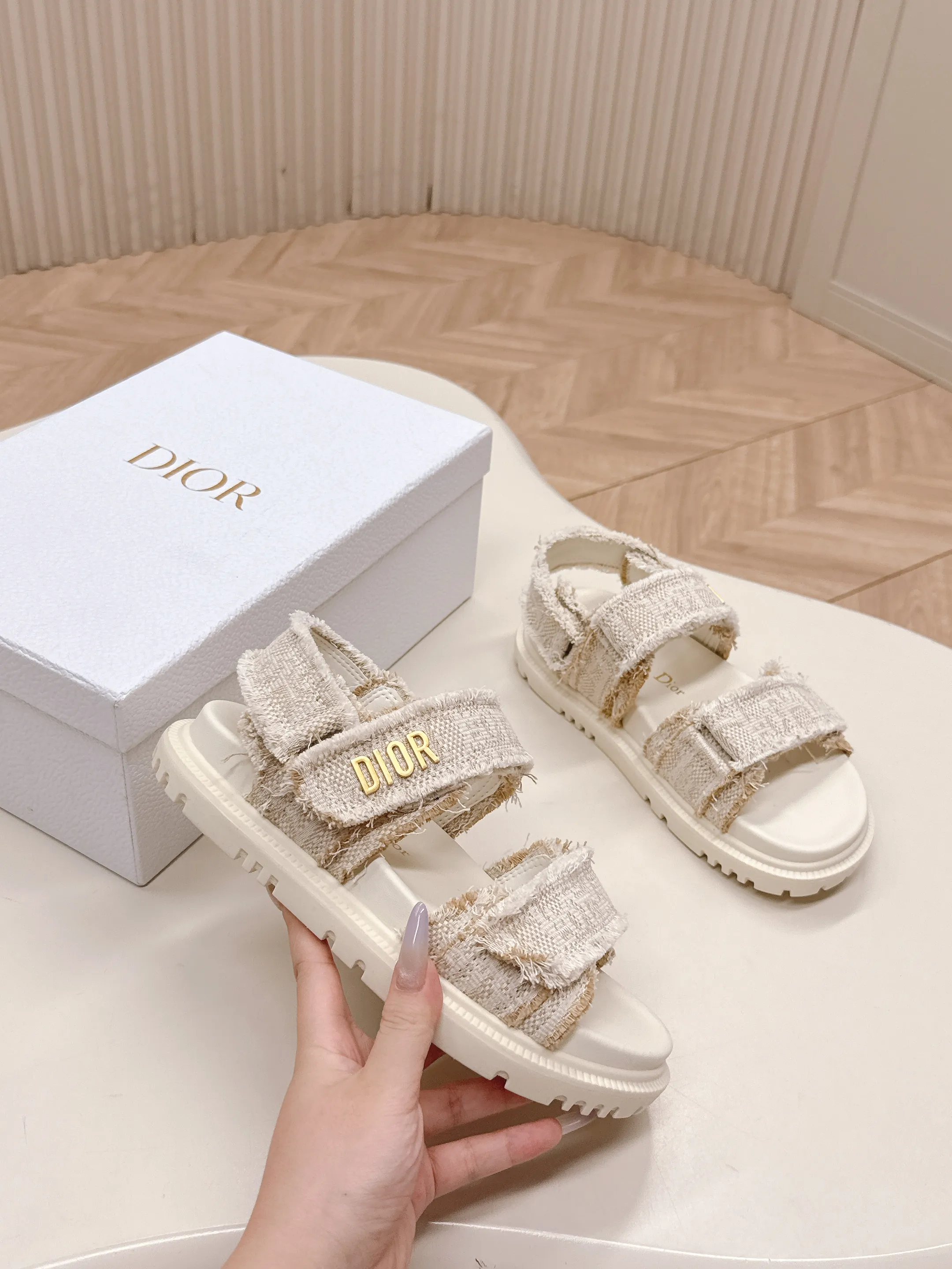 👟👟Ex-factory price 460👟👟 New color cloth, classic upgrade plus 2025 new color series Dior Dior classic Velcro sandals and slippers series, original replica, high version, super durable and versatile, very comfortable on the feet, slim and white, original customized upper, original D hardware buckle, original TPU outsole Size: 35-41